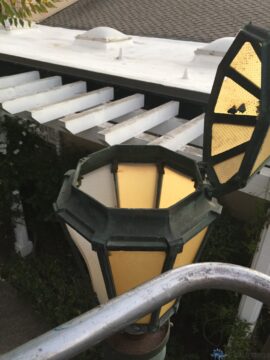 Streetlight with discolored plastic inserts