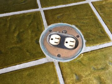 Uncovered floor outlet