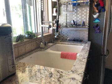 Kitchen sink sprayer with 3D-printed holder