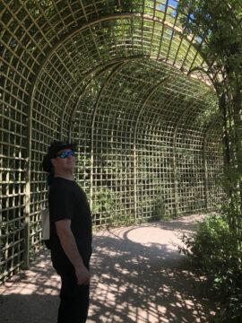 Agent Smith in a lattice tunnel